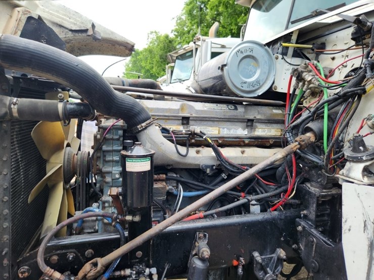 2001-freightliner-conventional-day-cab---model-flr-classic---284,585-miles-image-5