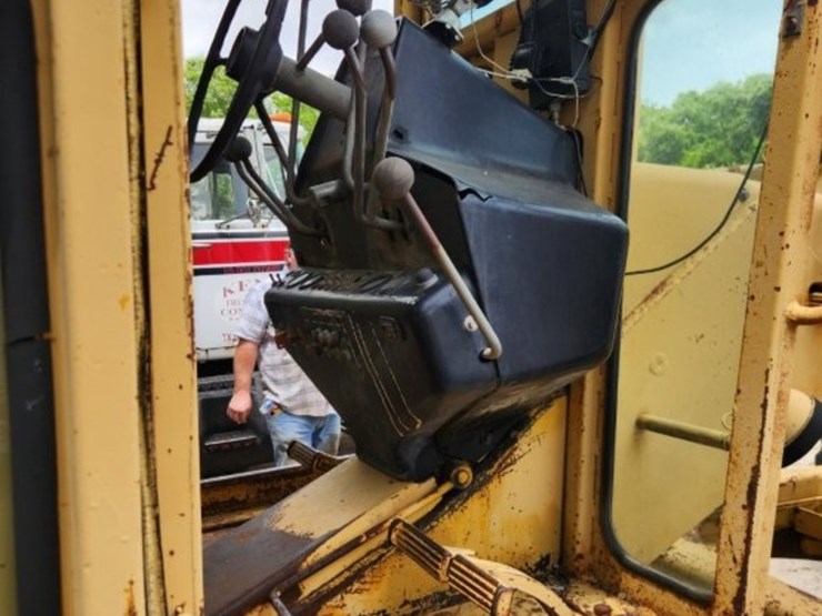 1979-deere-570a-image-17