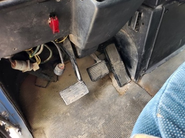 1997-freightliner-conventional-day-cab--model-fld-120---249,740-miles-image-16