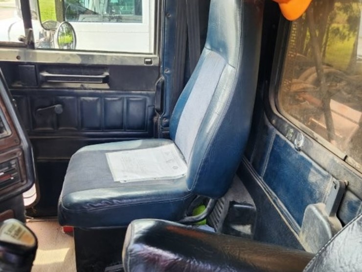2001-freightliner-conventional-day-cab---model-flr-classic---284,585-miles-image-24