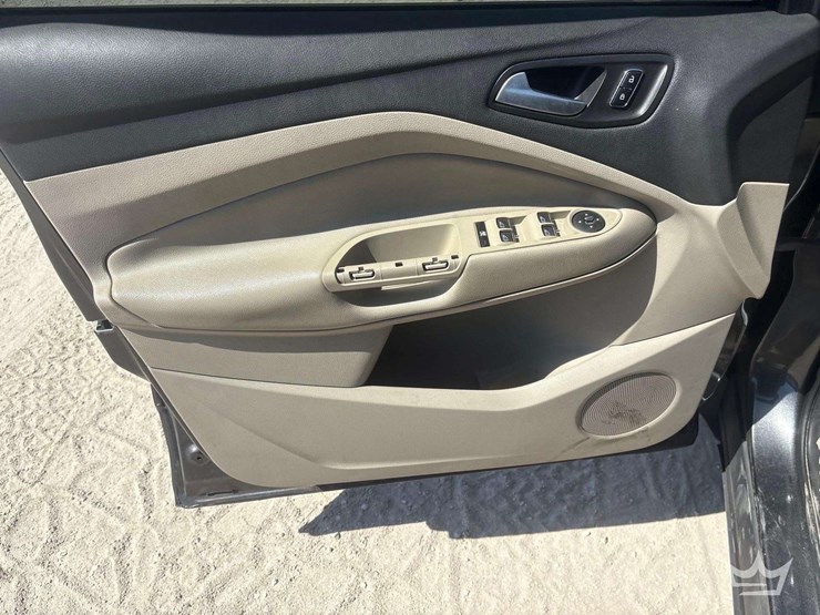 2016-ford-escape-se-image-11