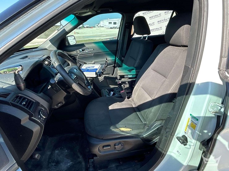 2016-ford-explorer-image-11