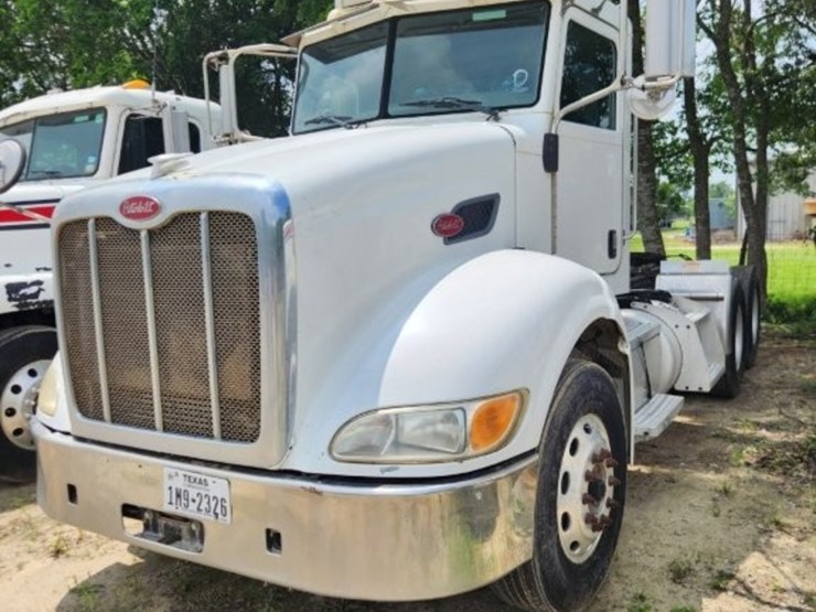 2009-peterbilt-384-image-21