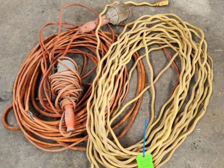 lot-of-extension-cords-&-2-work-lights-image-1