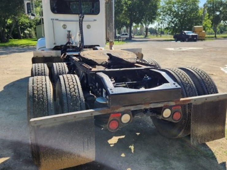 2009-peterbilt-384-image-4