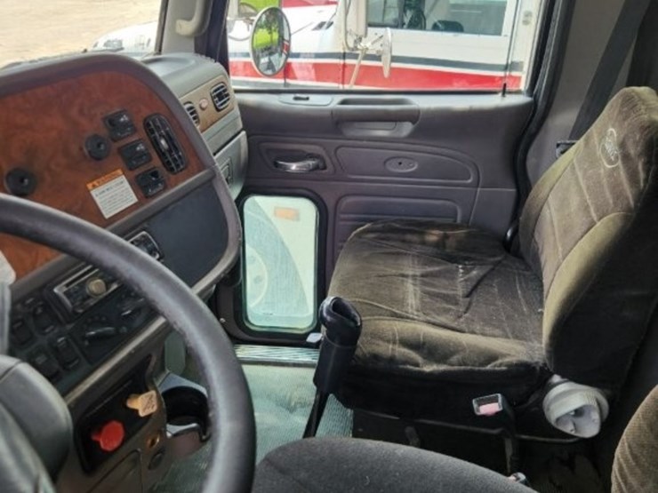 2009-peterbilt-384-image-10