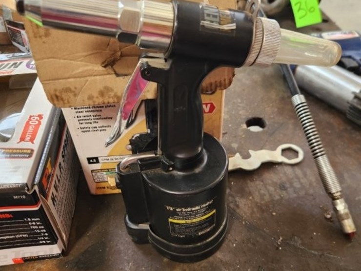 central-pneumatic-1/4"-air-hydraulic-riveter-image-3
