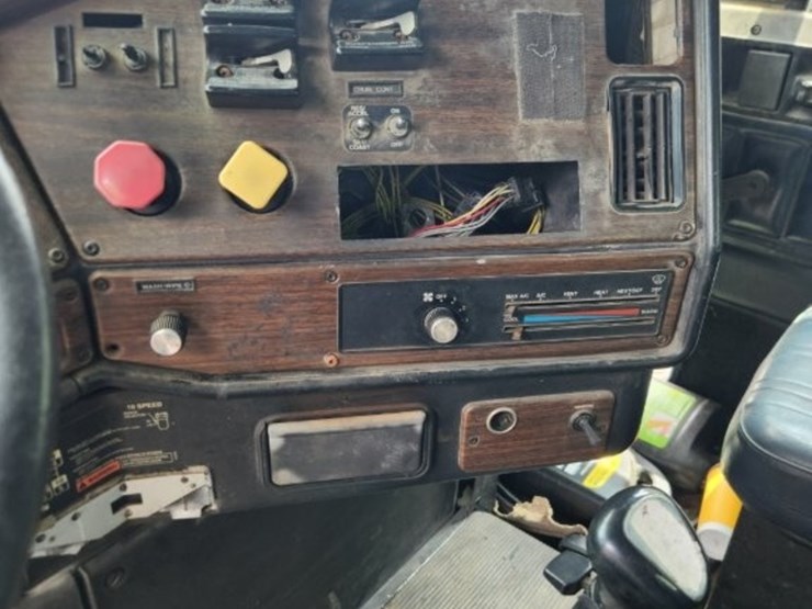 1997-freightliner-conventional-day-cab--model-fld-120---249,740-miles-image-12