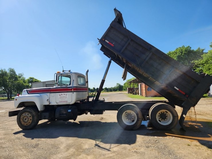 1982-mack-dump-truck-w/-16'-dump-bed-model-r738s--147,375-miles-image-4