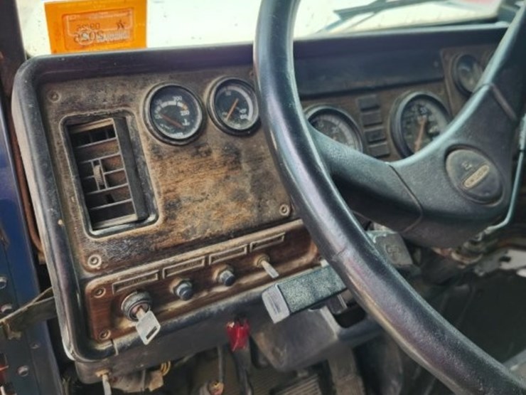 1997-freightliner-conventional-day-cab--model-fld-120---249,740-miles-image-9