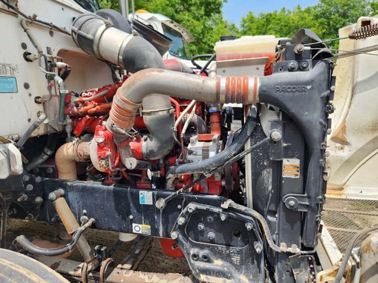 2009-peterbilt-384-image-7
