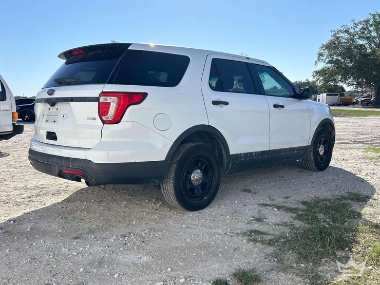 2016-ford-explorer-image-3
