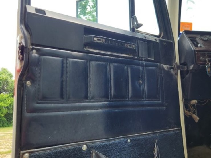 2001-freightliner-conventional-day-cab---model-flr-classic---284,585-miles-image-30