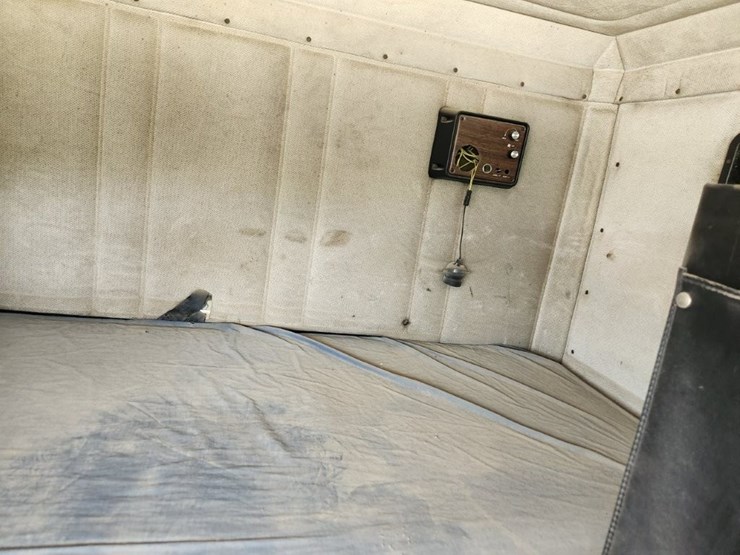 1995-freightliner-conventional-sleeper-cab--model-fld-120--287,028-miles-image-17