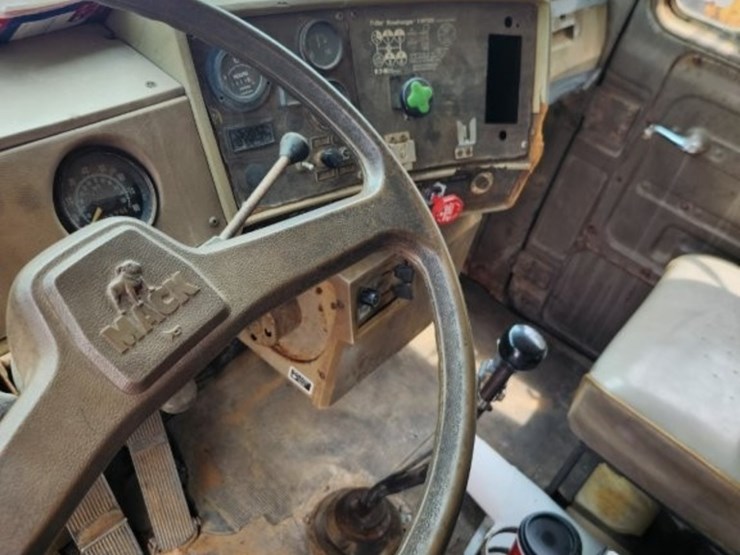 1982-mack-dump-truck-w/-16'-dump-bed-model-r738s--147,375-miles-image-14