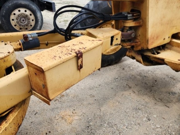 1979-deere-570a-image-19