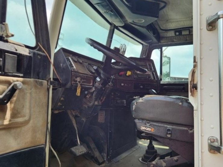 1995-freightliner-conventional-sleeper-cab--model-fld-120--287,028-miles-image-8