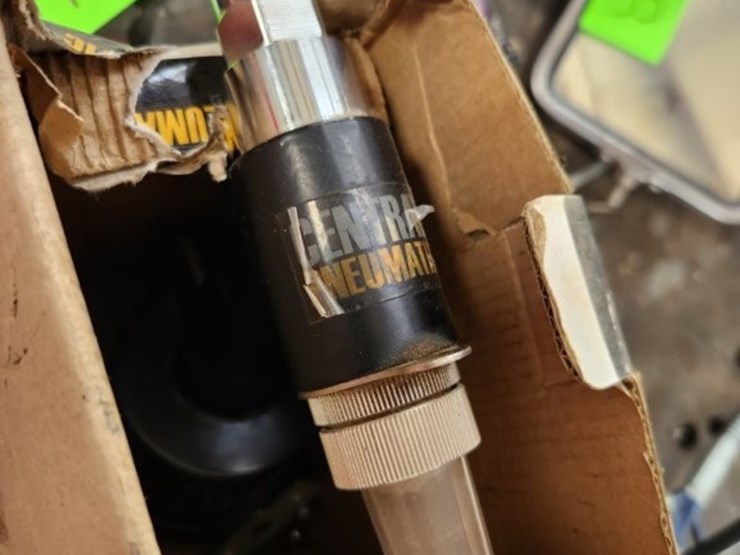 central-pneumatic-1/4"-air-hydraulic-riveter-image-2