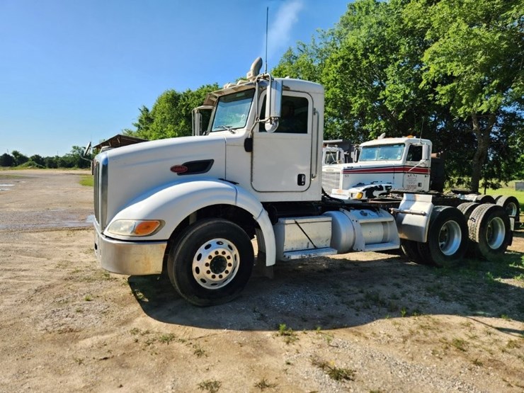2009-peterbilt-384-image-28