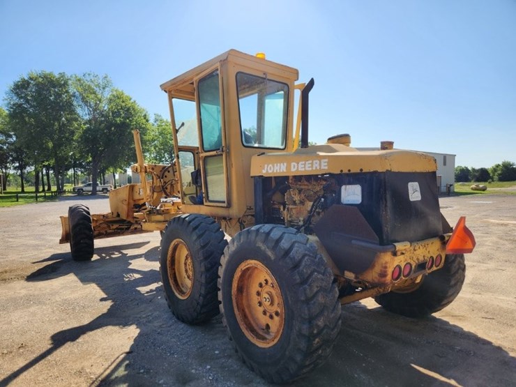 1979-deere-570a-image-4