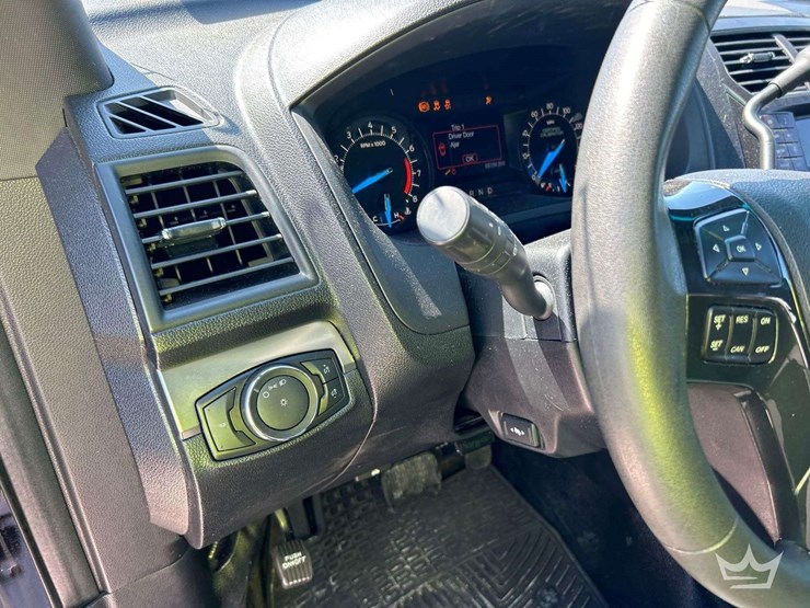 2016-ford-explorer-image-13