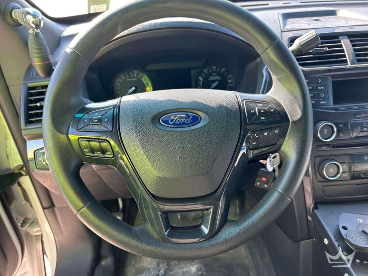 2016-ford-explorer-image-13
