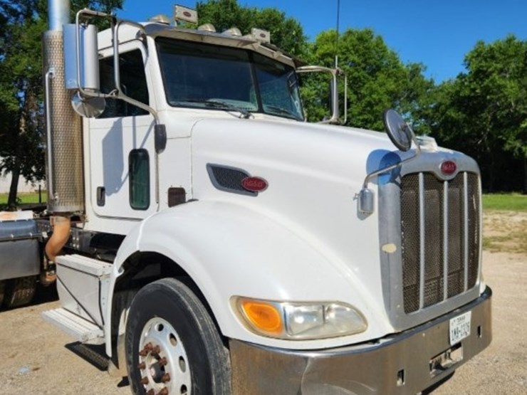 2009-peterbilt-384-image-30