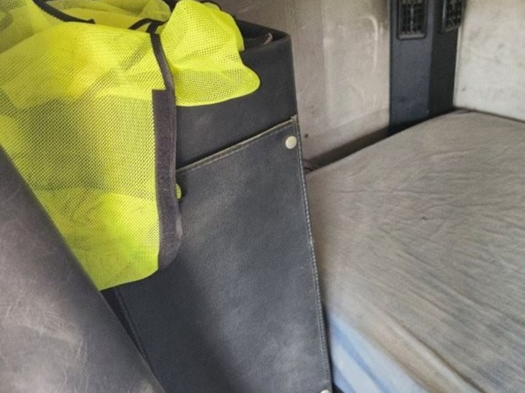 1995-freightliner-conventional-sleeper-cab--model-fld-120--287,028-miles-image-19