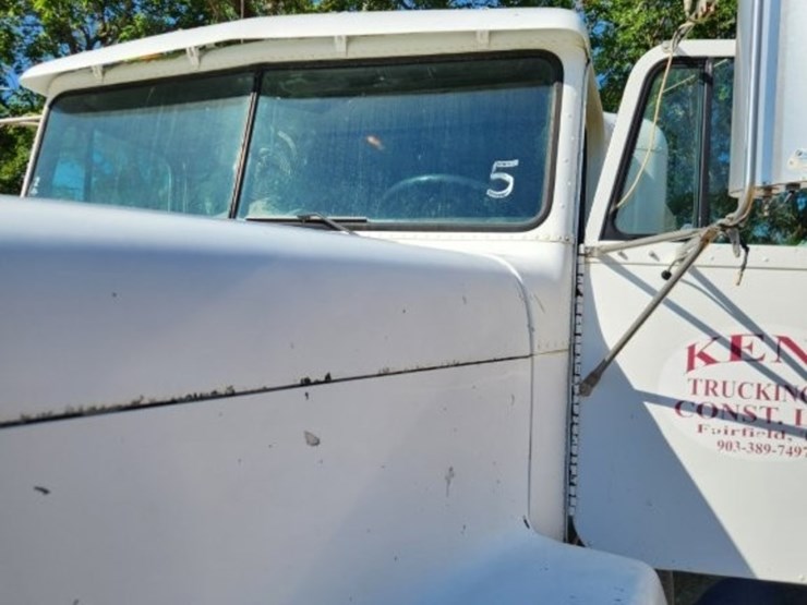1995-freightliner-conventional-sleeper-cab--model-fld-120--287,028-miles-image-33