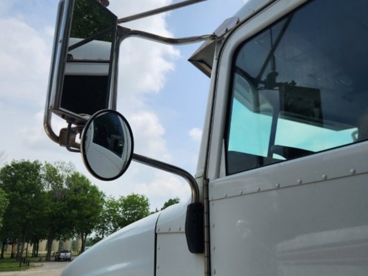 2009-peterbilt-384-image-24