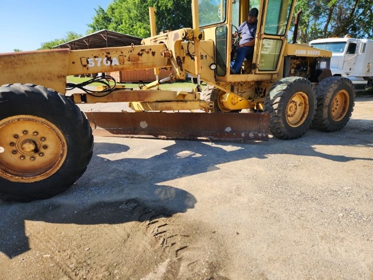 1979-deere-570a-image-23