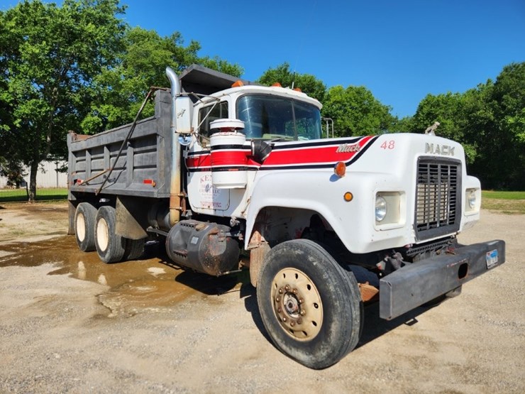1982-mack-dump-truck-w/-16'-dump-bed-model-r738s--147,375-miles-image-3