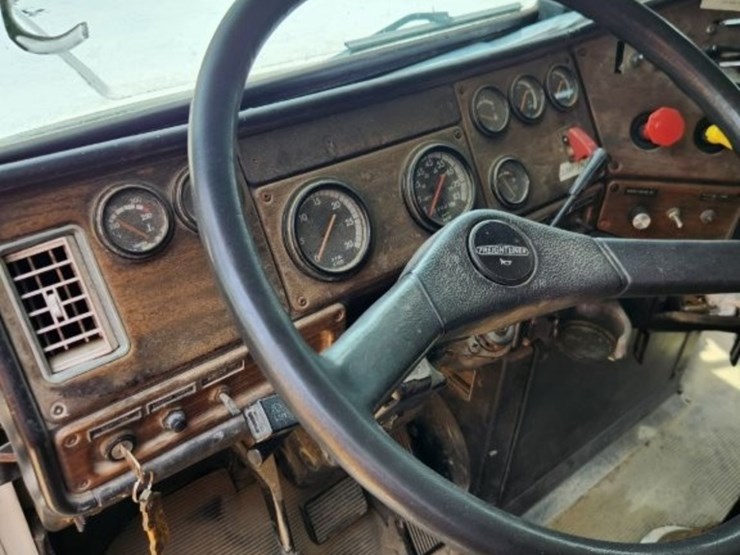 1995-freightliner-conventional-sleeper-cab--model-fld-120--287,028-miles-image-9