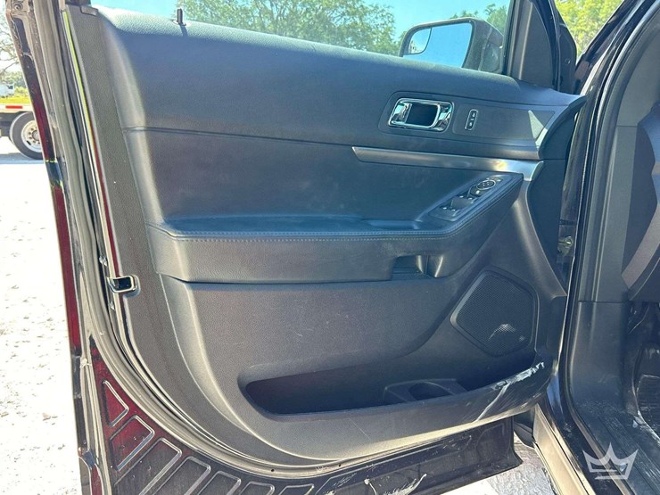 2016-ford-explorer-image-11
