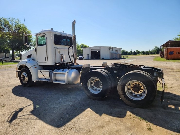2009-peterbilt-384-image-3