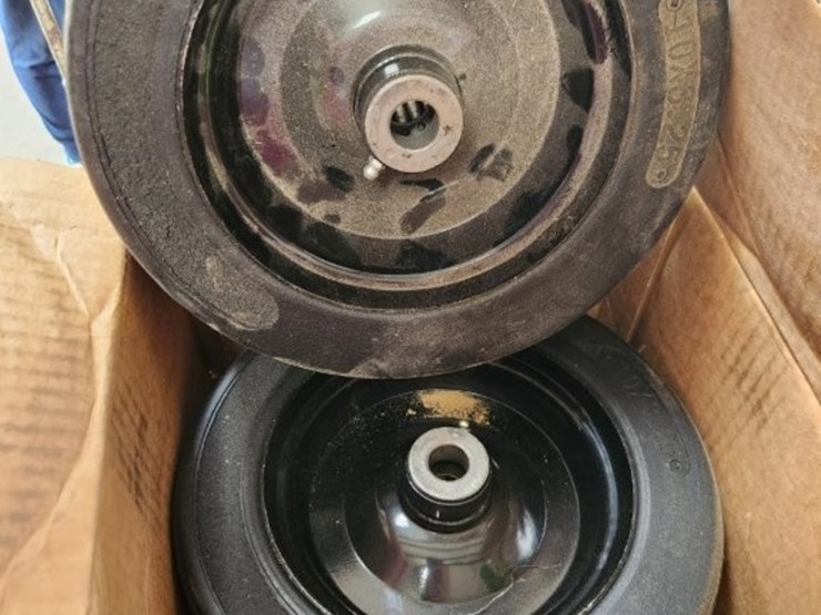 run-flat-zero-turn-front-mower-tires-10-x-3.25-image-1
