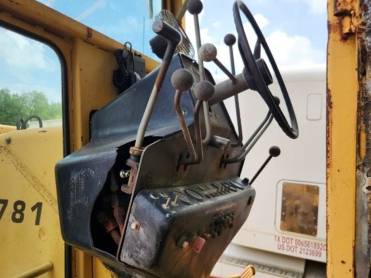 1979-deere-570a-image-13