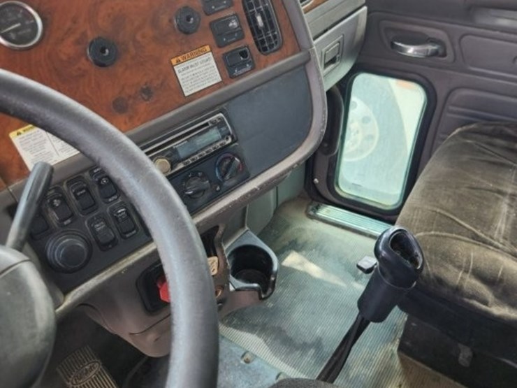 2009-peterbilt-384-image-12