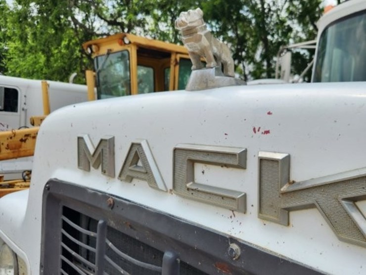 1982-mack-dump-truck-w/-16'-dump-bed-model-r738s--147,375-miles-image-33