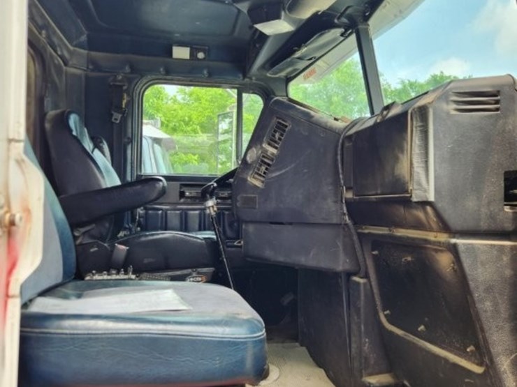 2001-freightliner-conventional-day-cab---model-flr-classic---284,585-miles-image-11