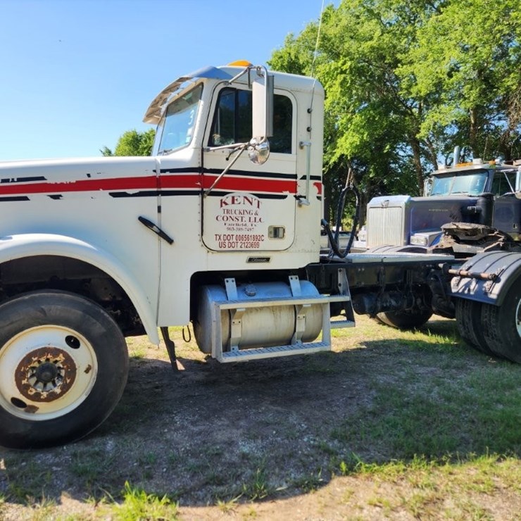 2001 Freightliner Conventional Day Cab - Model FLR Classic - 284,585 Miles