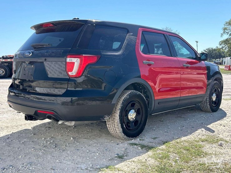 2016-ford-explorer-image-3