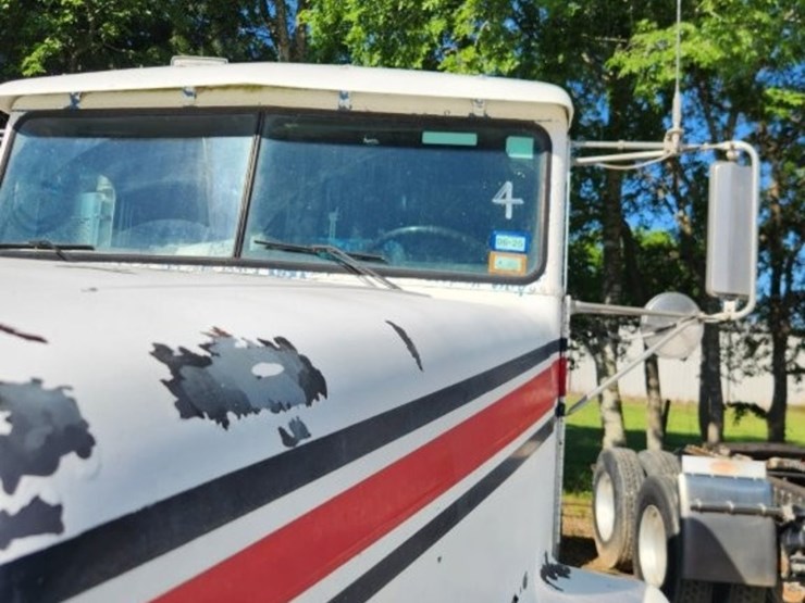 1997-freightliner-conventional-day-cab--model-fld-120---249,740-miles-image-22