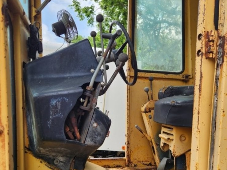 1979-deere-570a-image-11