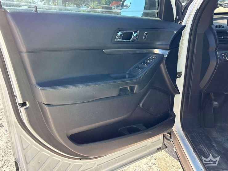 2016-ford-explorer-image-10
