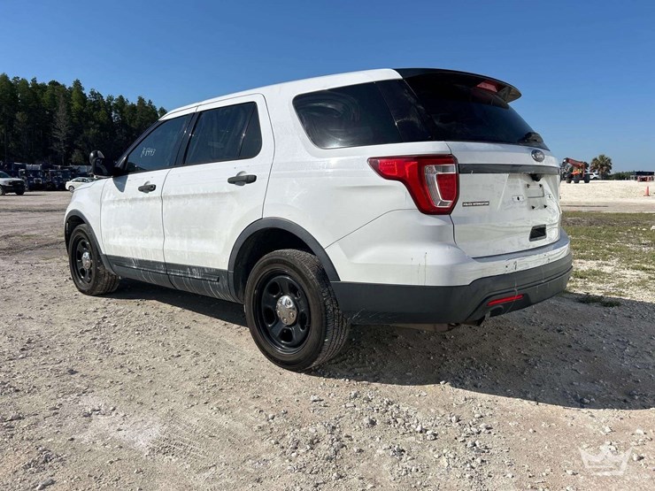 2016-ford-explorer-image-4