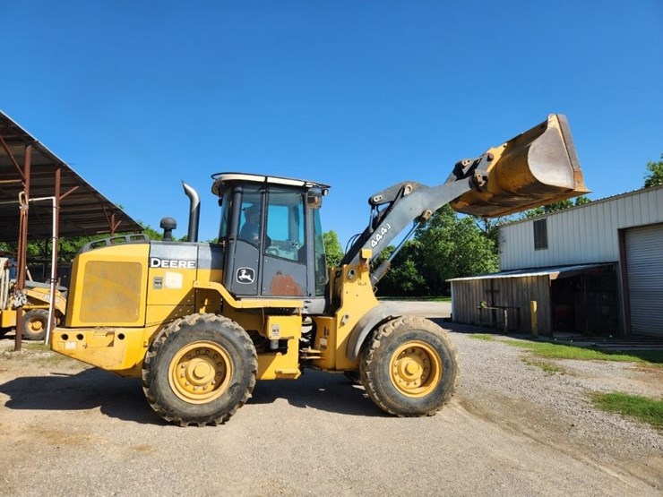 2008-deere-444j-image-35