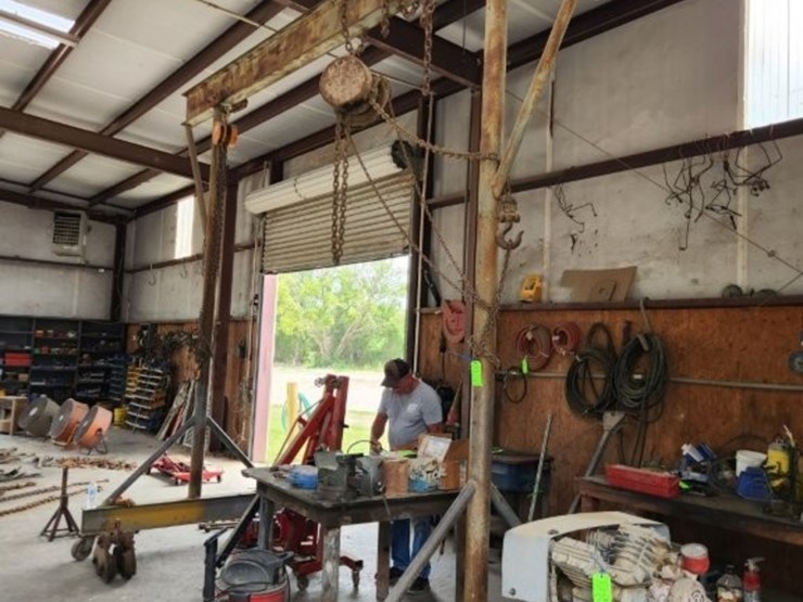 heavy-duty-mobile-engine-hoist-on-casters-image-2