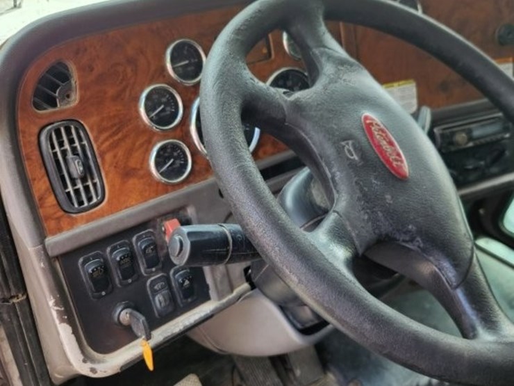 2009-peterbilt-384-image-9