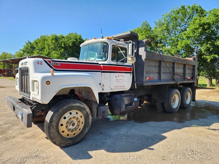 1982-mack-dump-truck-w/-16'-dump-bed-model-r738s--147,375-miles-image-1